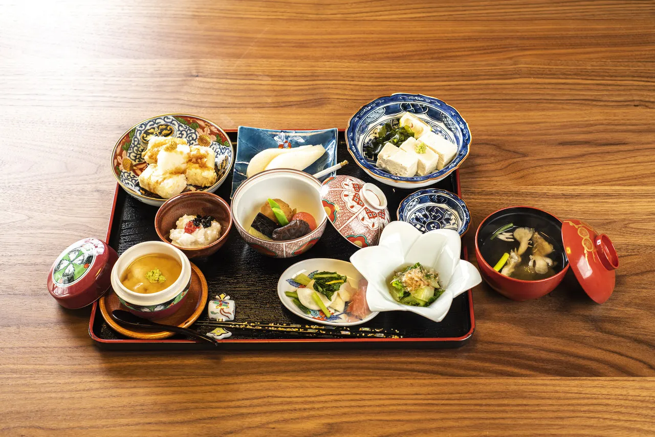 宿坊で提供される料理のお膳