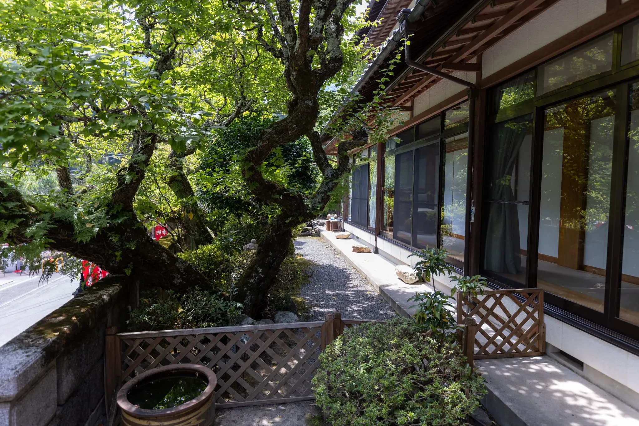 宿坊の庭と建物