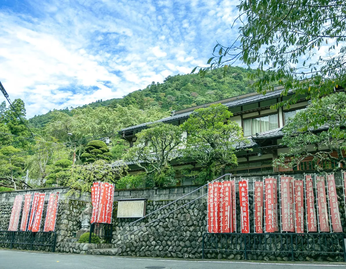 緑豊かな山々に囲まれた寺院の山門