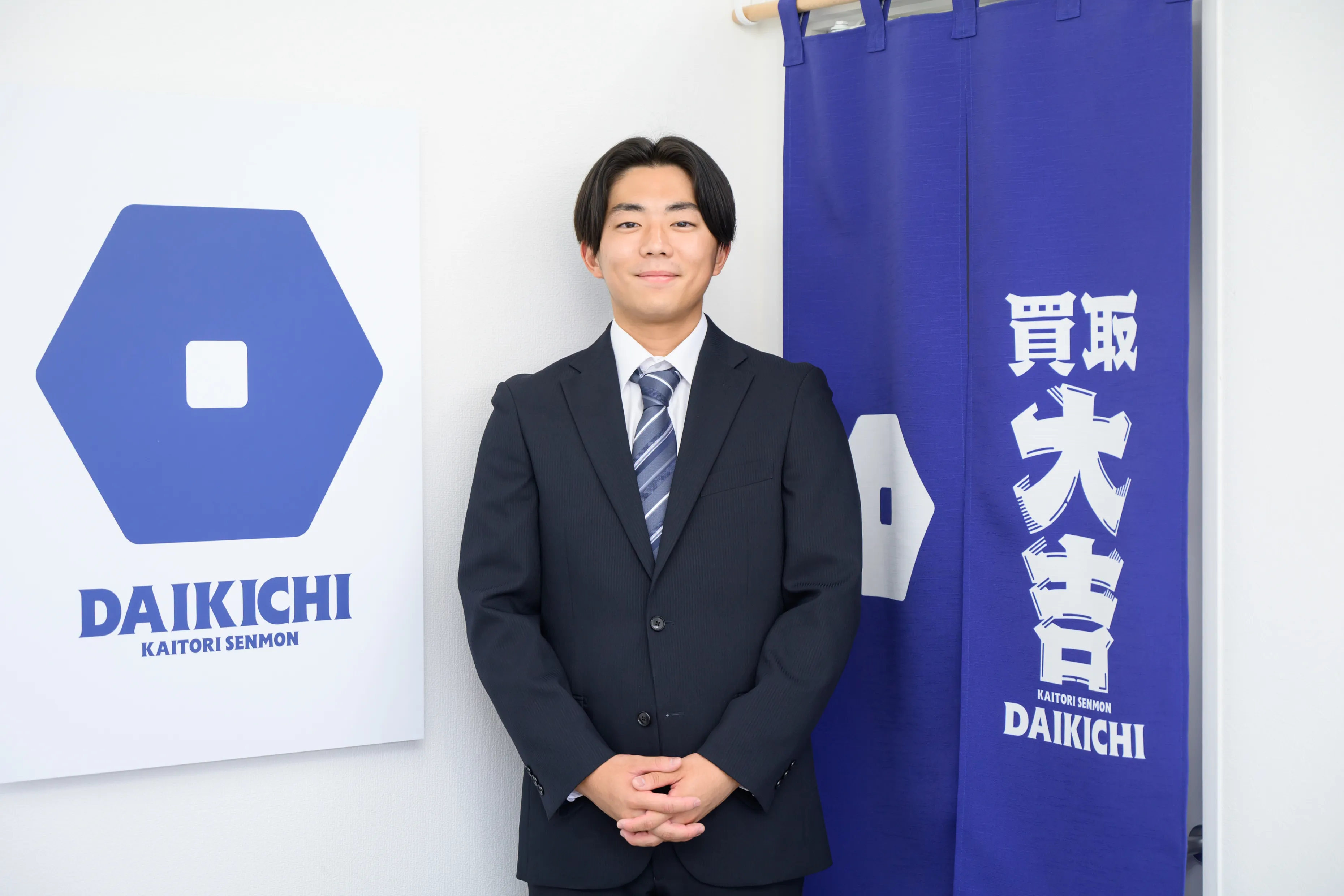 店舗でお客様をお迎えするスタッフ
