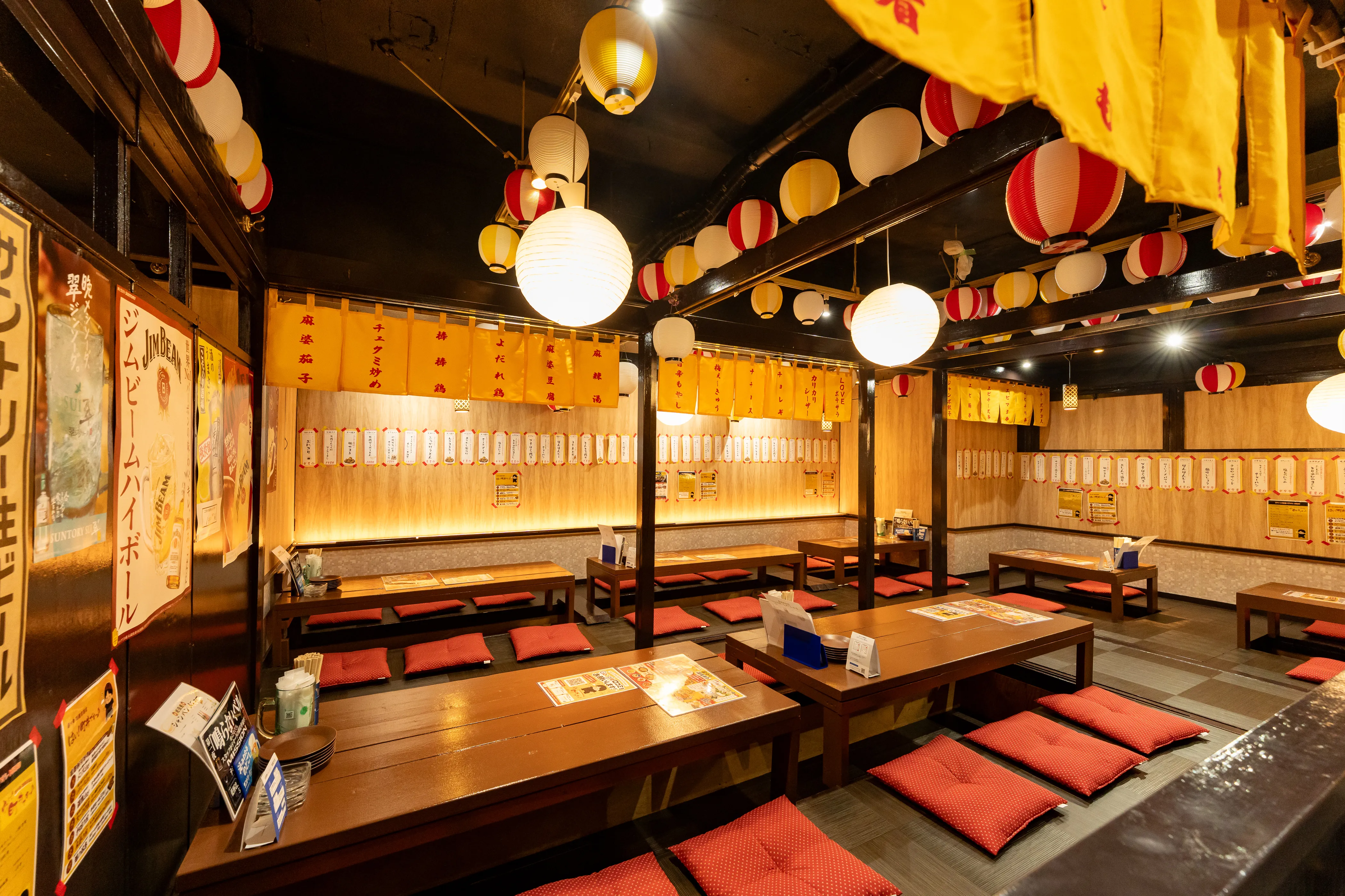 提灯が灯る活気ある居酒屋の店内