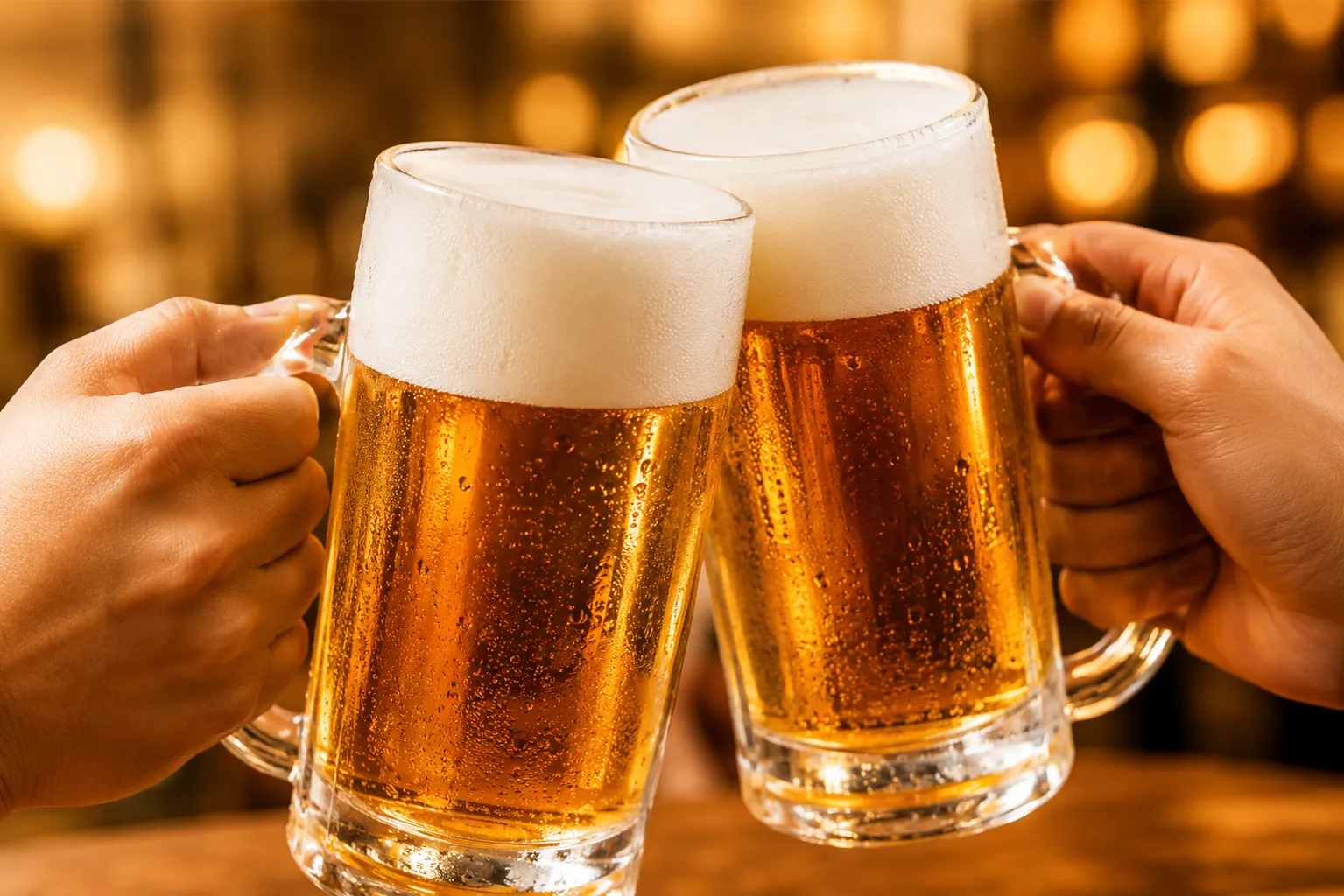 ビールグラスで乾杯する様子