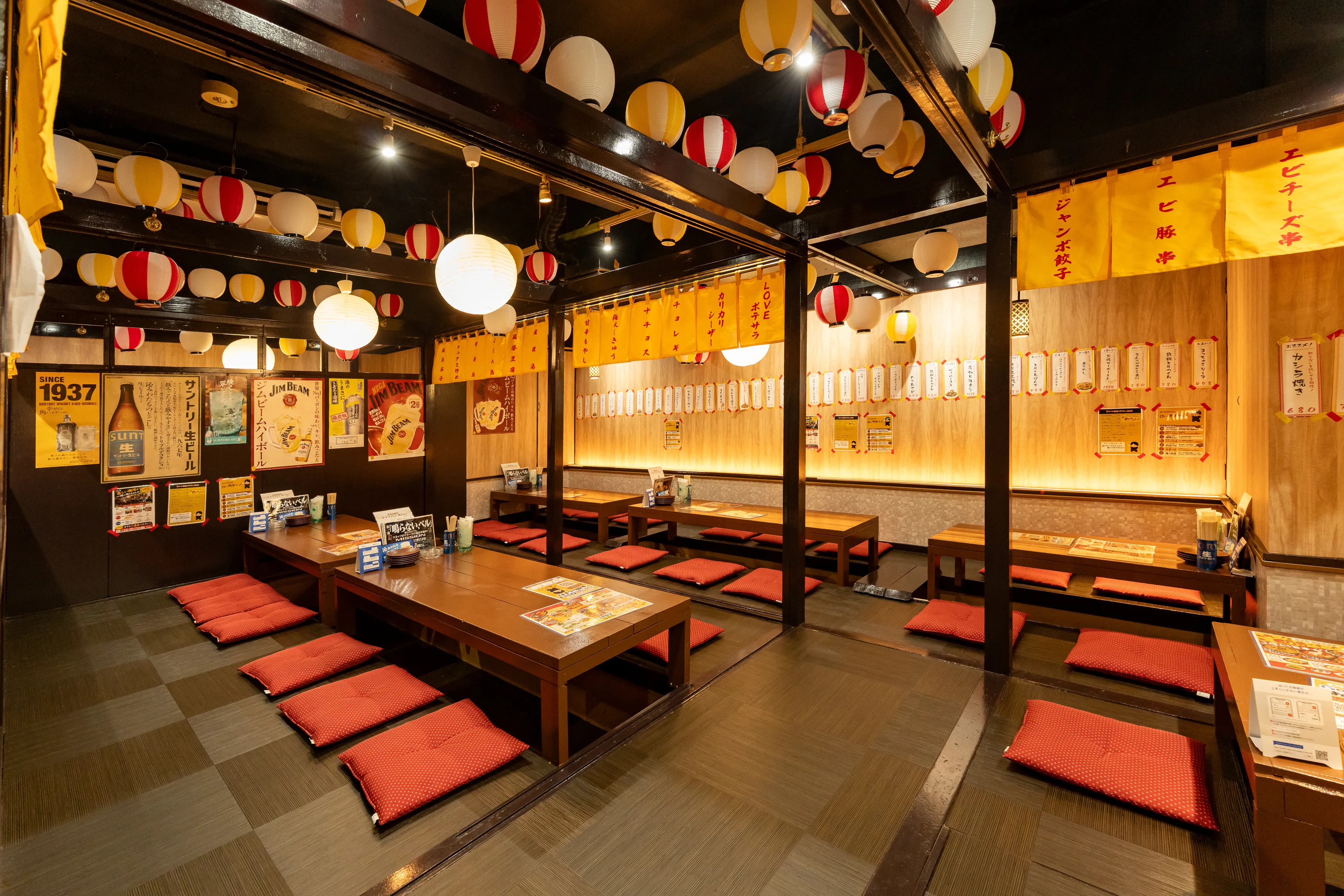 提灯が並ぶ居酒屋の店内