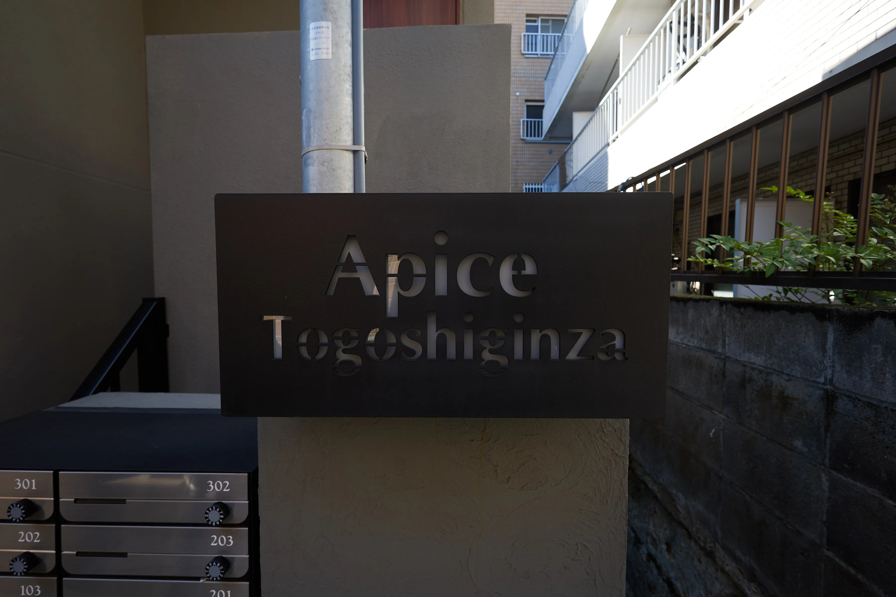 {{altText}}